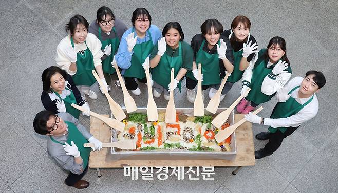 8일 대동제가 열리고 있는 서울 서대문구 이화여자대학교에서 학생들과 교직원들이 학생들에게 나눠줄 대형 비빔밥을 비비고 있다. 2024.5.8[이충우기자]