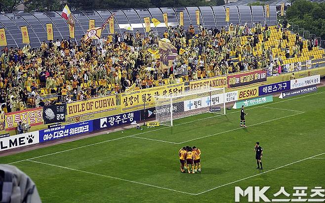득점 후 대화를 나누고 있는 광주 FC 선수들. 사진=이근승 기자