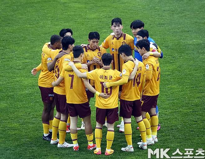5월 6일 대전하나시티즌과의 홈경기 후반전 시작을 앞둔 광주 FC 선수들. 사진=이근승 기자