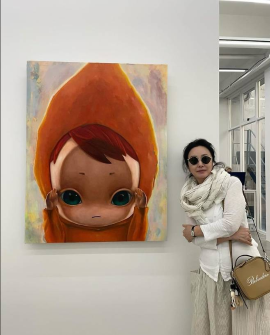 김미숙은 깔끔하고 트렌디한 화이트 카디건을 착용했다.사진=김미숙 SNS
