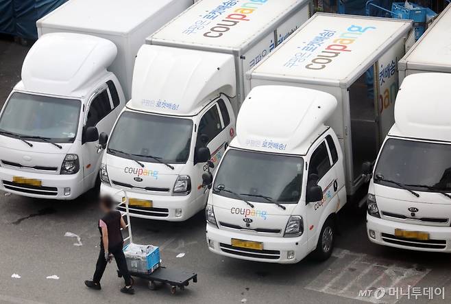 서울 시내 한 쿠팡 배송 캠프에서 택배기사가 배송 준비 작업을 하고 있다. /사진제공=뉴시스