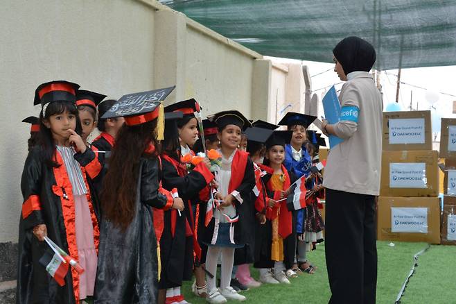 이라크 Al FAW ECE의 첫 번째 교육 수료 아이들을 위한 졸업식을 진행하고 있다./사진제공=대우건