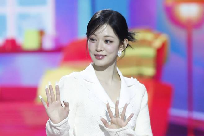 그룹 프로미스나인 멤버 이채영이 소속사를 향해 불만을 토로해 눈길을 끌고 있다. 사진은 지난해 12월 인천 중구 인스파이어 아레나에서 열린 '2023 SBS 가요대전' 레드카펫 행사에 참석한 프로미스나인 이채영. /사진=뉴스1