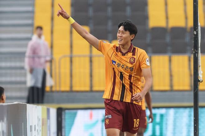 허율 광주FC 선수가 6일 K리그1 11라운드 대전전에서 득점을 올린 뒤 세리머니를 하고 있다./사진=한국프로축구연맹