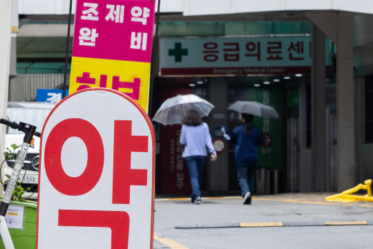 임시공휴일인 지난 6일 서울의 한 종합병원앞의 약국가 모습. 연합뉴스