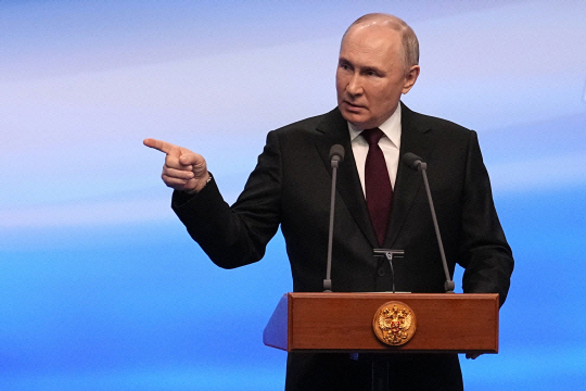 블라디미르 푸틴 러시아 대통령이 지난 3월 18일 월요일 러시아 모스크바에서 대통령 선거 후 선거 본부를 방문한 자리에서 연설하면서 제스처를 취하고 있다. AP 뉴시스
