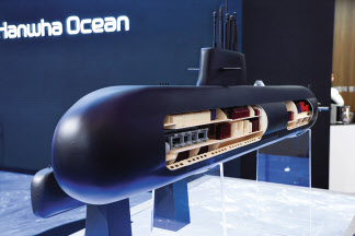 한화오션이 건조 중인 장보고-III 배치-II 잠수함 모형