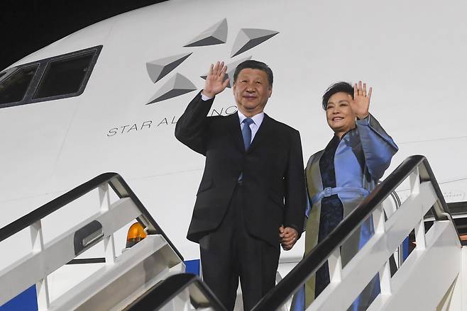 7일(현지시간) 시진핑 중국 국가주석이 세르비아 베오그라드의 니콜라 테슬라 공항에 도착해 손을 흔들고 있다. [AP]