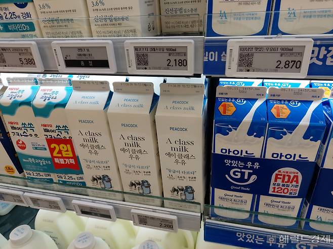 서울의 한 마트에 우유들이 진열돼 있다. 김희량 기자