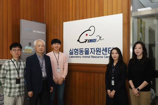 이번 연구를 수행한 한국생명공학연구원, 한국표준과학연구원 공동 연구진. 강덕진(왼쪽부터) 한국표준과학연구원 책임연구원, 이철호 한국생명공학연구원 책임연구원, 김용훈 한국생명공학연구원 책임연구원, 강은정 한국생명공학연구원 학생연구원, 김영은 한국표준과학연구원 박사.[한국생명공학연구원 제공]