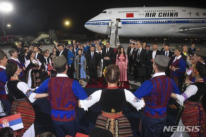 [베오그라드=AP/뉴시스] 5월 7일 세르비아의 수도 베오그라드의 이콜라 테슬라공항에 도착한 중국 시진핑 국가주석 내외가 알렉산다르 부치치 대통령(가운데)의 영접을 받고 있다.(사진 세르비아 대통령실 공보실제공). 2024. 05. 08.