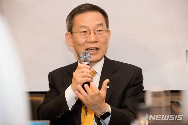 [세종=뉴시스]이종호 과학기술정보통신부 장관이 8일 오전 세종특별자치시 정부세종청사 인근 식당에서 열린'과학기술정보통신부 기자간담회' 에서 기자들과 질의응답을 하고 있다. (사진=과기정통부 제공)