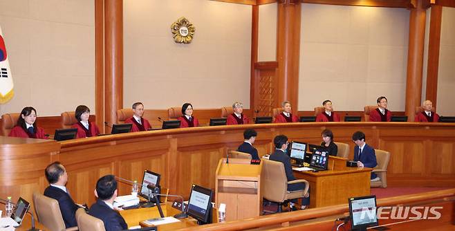[서울=뉴시스] 추상철 기자 = 8일 오후 서울 종로구 헌법재판소 대심판정에서 열린 '이정섭 검사 탄핵 사건 변론기일'에 이종석(왼쪽 다섯번째) 헌법재판소장을 비롯한 헌법재판관들이 자리에 앉아 있다. (공동취재) 2024.05.08. photo@newsis.com