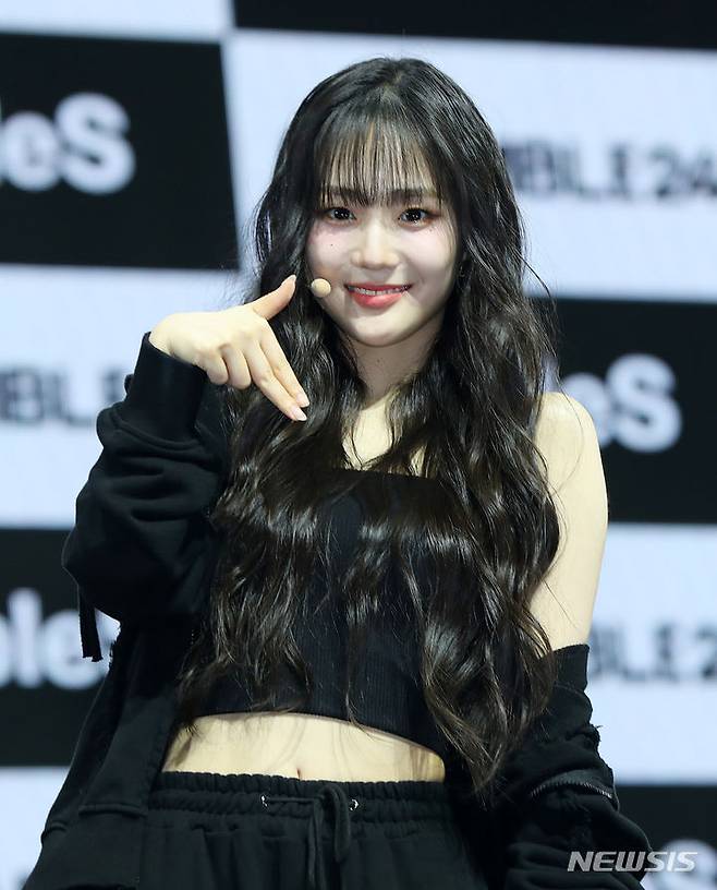 [서울=뉴시스] 김혜진 기자 = 그룹 트리플에스 어셈블24(tripleS ASSEMBLE24) 윤서연이 8일 오후 서울 광진구 예스24라이브홀에서 열린 첫 번째 정규앨범 '어셈블24'(ASSEMBLE24) 발매 기념 쇼케이스에서 포즈를 취하고 있다.타이틀곡 '걸스 네버 다이'는 고난과 어려움 속에서도 무너지지 않는 소녀들의 의지를 주제로 다룬 곡이다. 2024.05.08. jini@newsis.com