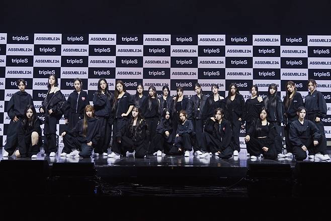 트리플에스 24인 완전체인 '어셈블24'가 8일 오후 4시 서울 광진구 예스24 라이브홀에서 첫 정규앨범 '어셈블24' 쇼케이스를 열었다. 모드하우스 제공