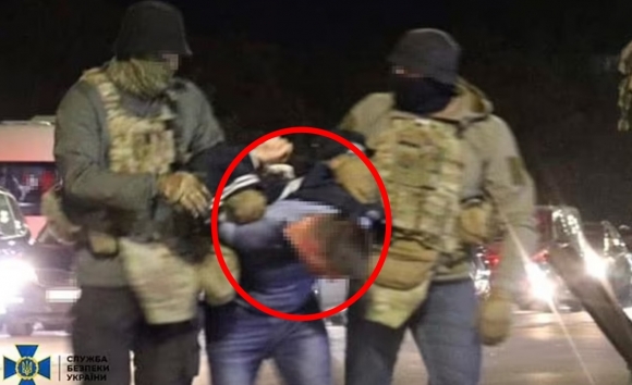 우크라이나 보안국(SBU)이 젤렌스키 대통령 암살 시도 혐의 용의자(중앙)를 체포하는 모습. 우크라이나 보안국 제공