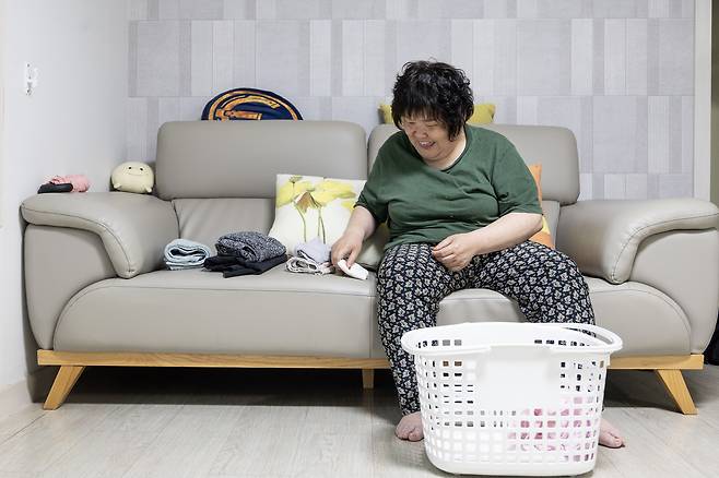 빨래를 개고 있는 이성희씨. ⓒ시사IN 박미소