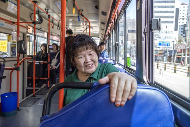 이성희씨가 4월27일 버스를 타고 동네 요가원으로 가고 있다. ⓒ시사IN 박미소