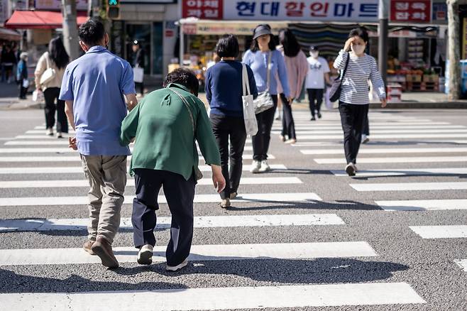 성희씨가 이웃 주민과 함께 횡단보도를 건너고 있다. ⓒ시사IN 박미소
