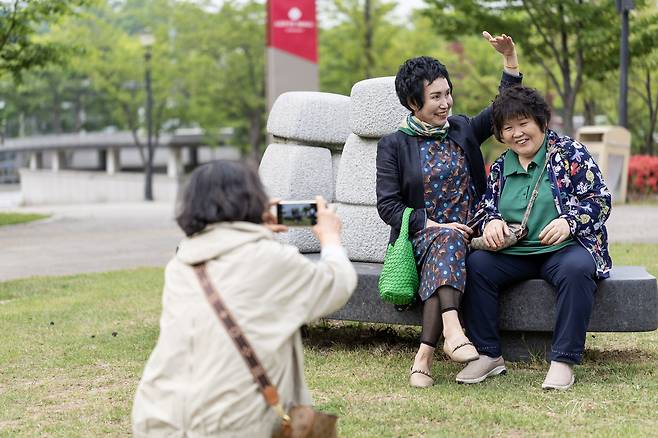 박종순 활동지원사(왼쪽)가 이성희씨(오른쪽)와 김금순 활동지원사(가운데)의 모습을 사진으로 남기고 있다. ⓒ시사IN 박미소