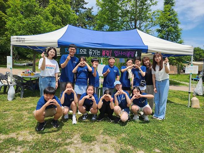 2023년 ‘Dream 드림 캠페인’ 모범학교로 선정된 통영 제석초등학교 학생과 선생님들이 ‘업사이볼링’ 친환경 놀이 부스 앞에서 기념촬영을 하고 있다