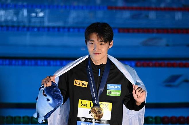 도하 세계수영선수권 남자 자유형 400m 금메달을 딴 뒤 시상식에서 포즈를 취하는 김우민.  도하 | AFP연합뉴스