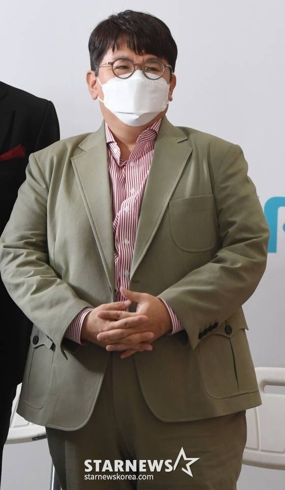 방시혁 빅히트 엔터테인먼트 의장이 15일 서울 여의도 한국거래소 1층 로비에서 열릴 빅히트엔터테인먼트 상장기념식에 참석해 있다. / 사진공동취재단