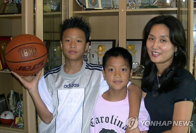 2005년 9월 농구 선수가 되기 전의 허웅, 허훈, 어머니 이미수씨. [연합뉴스 자료사진]
