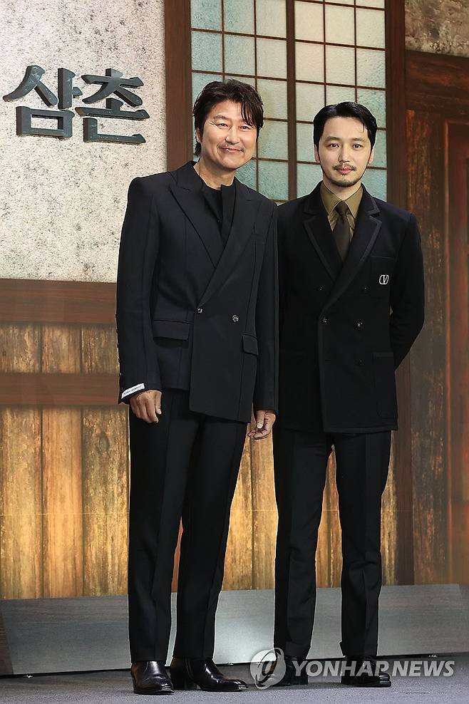 '삼식이 삼촌' 송강호-변요한 (서울=연합뉴스) 강민지 기자 = 배우 송강호(왼쪽), 변요한이 8일 오전 서울 강남구 그랜드 인터컨티넨탈 서울 파르나스에서 열린 디즈니+ 오리지널 시리즈 '삼식이 삼촌' 제작발표회에서 포즈를 취하고 있다. 2024.5.8 mjkang@yna.co.kr