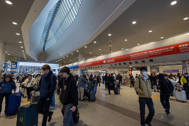 일본 오사카 간사이 공항역에서 사람들이 이동하고 있다. (사진=게티이미지뱅크)