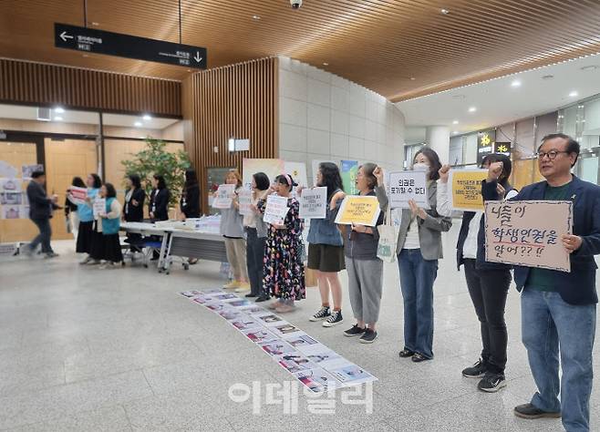 경기도교육청이 9일 경기도의회에서 개최한 ‘학교구성원의 권리와 책임에 관한 조례안’ 토론회장 앞에서 학생인권조례 폐지에 반대하는 단체들이 집회를 열고 있다. 황영민 기자