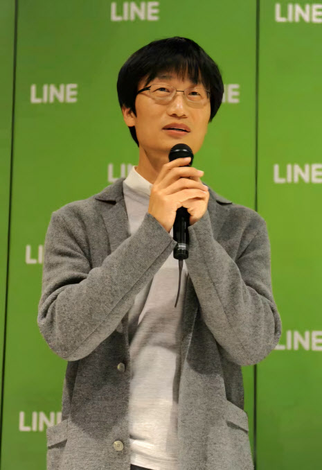 네이버 창업자인 이해진 글로벌 투자책임자(GIO)가 2013년 11월 일본 도쿄에서 열린 라인 가입자 3억명 돌파 기념식에서 소회를 밝히고 있다. (사진=뉴스1)