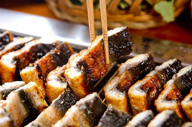 장어는 스태미나 향상과 혈관 건강에 도움이 되며, 필수 아미노산과 비타민, 아연, 셀레늄 등도 함유하고 있어 면역력 강화에도 이롭다. [사진= 게티이미지뱅크]