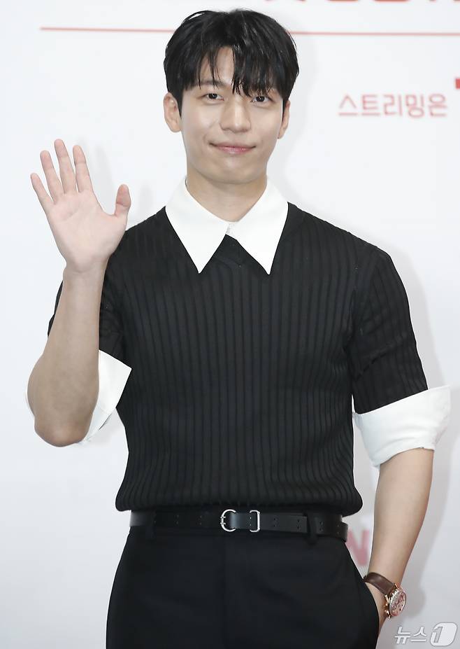 배우 위하준이 9일 오후 서울 신도림 라마다 호텔에서 열린 tvN 새 토일드라마 ‘졸업’ 제작발표회에서 포즈를 취하고 있다. '졸업'은 스타 강사 서혜진(정려원 분)과 신입 강사로 나타난 발칙한 제자 이준호(위하준 분)의 설레고도 달콤한 미드나잇 로맨스를 그린 작품이다. 2024.5.9/뉴스1 ⓒ News1 권현진 기자