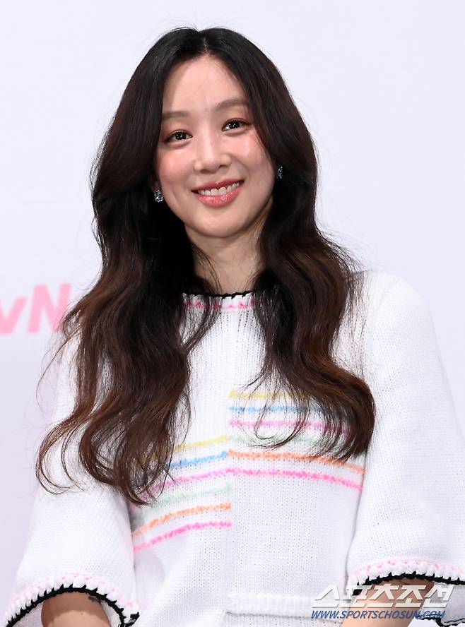 9일 신도림라마다호텔에서 열린 tvN 새 토일드라마 '졸업'의 제작발표회, 정려원이 포즈를 취하고 있다. 허상욱 기자wook@sportschosun.com/2024.05.09/