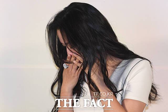 배우 탕웨이가 9일 오전 서울 용산구 CGV용산아이파크몰에서 열린 영화 원더랜드의 제작보고회에 참석해 기침을 하고있다. /남윤호 기자