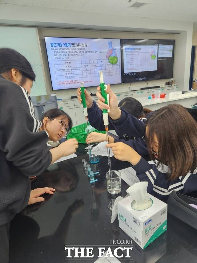 첨단기기(분광광도계) 활용 '화학진로 체험교실'에 참여한 학생들이 교사의 지도 아래 실험 과정을 살펴보고 있다./ 광주창의융합교육원