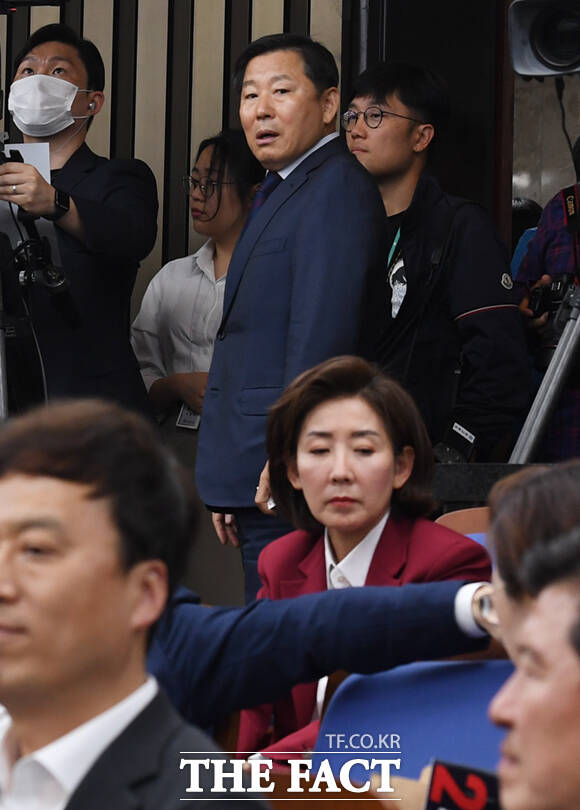 이철규 국민의힘 의원이 9일 오후 서울 여의도 국회에서 열린 2024 원내대표 선출 선거 당선자 총회에 참석해 빈 자리를 찾아 이동하고 있다. /국회=이새롬 기자