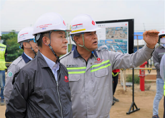 이훈기 대표(사진 왼쪽)가 직원들과 함께 LINE(LOTTE Indonesia New Ethylene) 프로젝트건설현장을 둘러보고 있다. (사진=롯데케미칼)