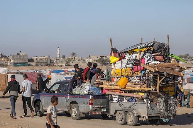 7일 팔레스타인 가자지구 최남단 도시 라파에서 이스라엘군의 공습이 시작된 이후 피란민들이 짐을 챙겨 대피하고 있다./EPA 연합뉴스