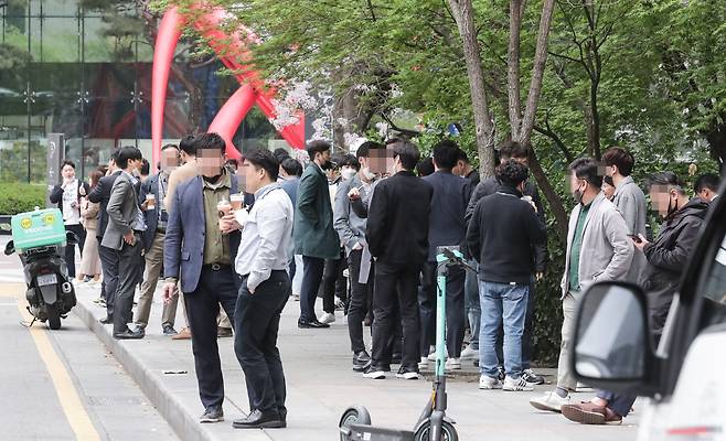 서울 종로구 르메이에르타운 인근에서 직장인들이 담배를 피우고 있다. /조선DB