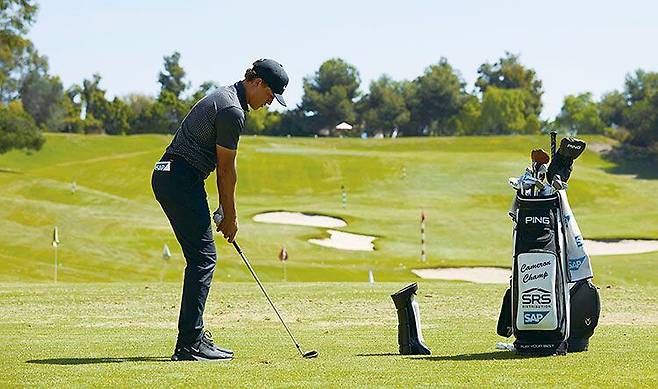 카메론 챔프 미국 PGA 선수가 유니코의 론치 모니터 ‘아이미니’를 사용해 스윙을 분석하고 있다. /크리에이츠 제공