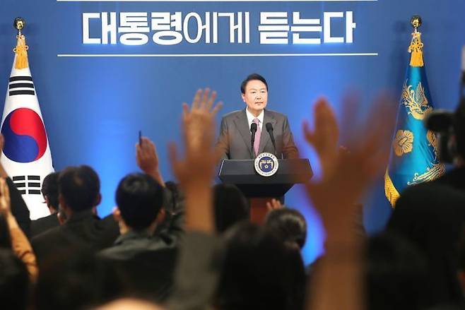 석열 대통령이 지난 2022년 8월 17일 서울 용산 대통령실 브리핑룸에서 열린 취임 100일 기자회견에서 취재진 질문을 받고 있다. ⓒ대통령실통신사진기자단