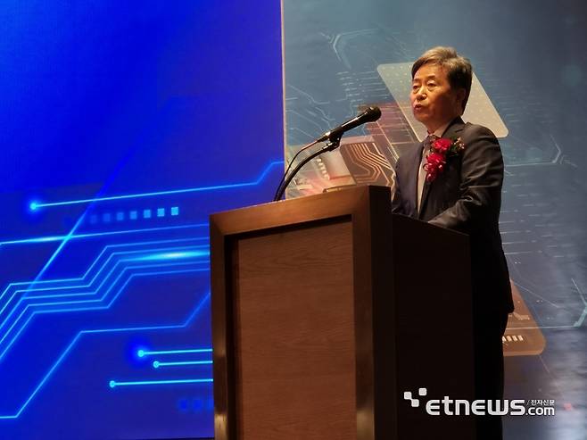 박흥수 나노종합기술원장이 '한미 반도체 테스트베드 프로모션 콘퍼런스'에 앞서 배석자들에게 환영의 뜻을 전하고 있다.