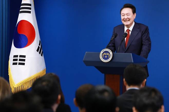 윤석열 대통령 취임 2주년 기자회견 (서울=연합뉴스) 홍해인 기자 = 윤석열 대통령이 9일 오전 서울 용산 대통령실 청사 브리핑실에서 '윤석열정부 2년 국민보고 및 기자회견'을 하고 있다. 2024.5.9 hihong@yna.co.kr (끝)