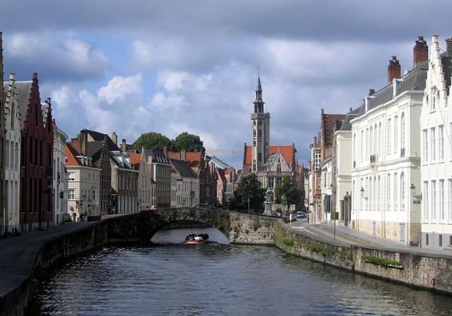 운하가 가로지르는 벨기에 브루게의 풍경. 위키피디아 자료사진