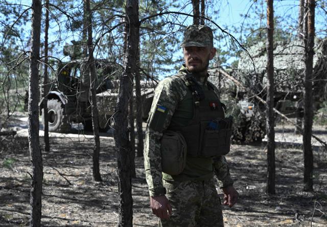 한 우크라이나군 병사가 지난 7일 동부 도네츠크주의 한 지역에서 경계 업무를 서고 있다. AFP 연합뉴스