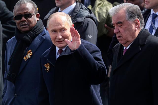 블라디미르 푸틴(가운데) 러시아 대통령이 9일 외빈들과 함께 러시아 모스크바에서 열린 79주년 전승절 기념식에 참석하고 있다. 러시아는 제2차 세계대전에서 나치 독일을 상대로 승리한 5월 9일을 전승절로 지정하고 매년 승리를 자축하고 있다. 모스크바=EPA 연합뉴스