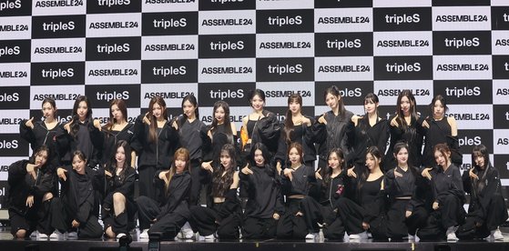 24인조 걸그룹 트리플에스(tripleS)가 8일 오후 서울 광진구 예스24라이브홀에서 열린 첫 정규앨범 '어셈블24' 발표회에서 포즈를 취하고 있다. 연합뉴스