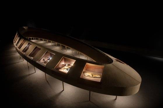 거대한 범선이 뒤집힌 듯한 형태의 전시장 전경. 사진 까르띠에